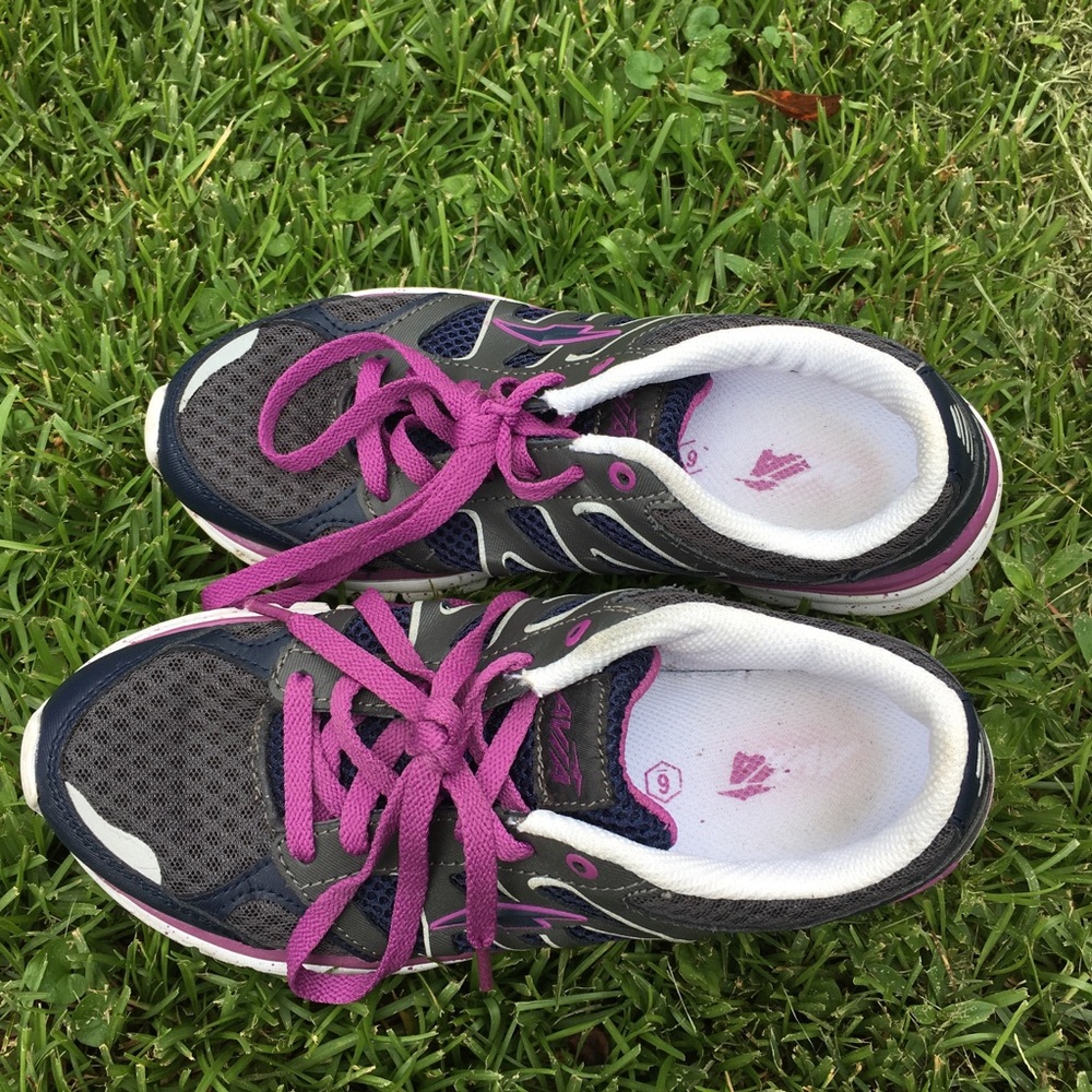 Avia Athletic Shoes - Picture 5 of 7